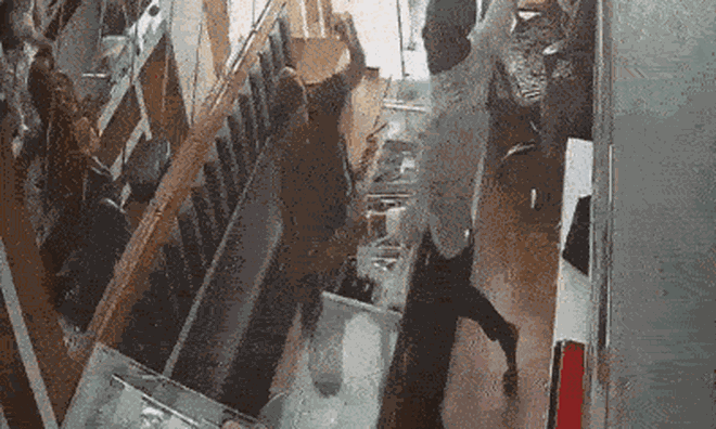 Clip: Giả vờ chọn nữ trang rồi tung bột ớt vào chủ tiệm, người phụ nữ nhận cái kết không ngờ