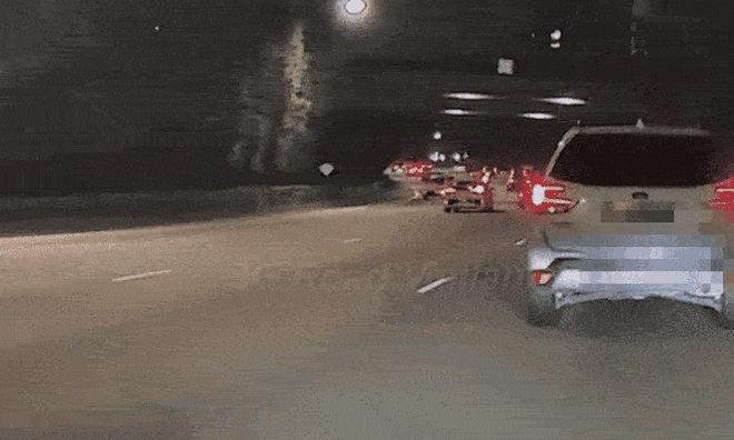Clip: Khoảnh khắc xe máy tóe lửa trên đường sau khi va chạm với taxi, người đàn ông 47 tuổi văng mạnh xuống đường