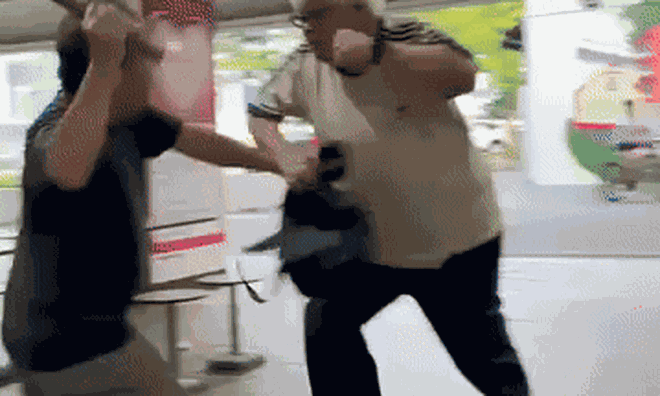 Clip: Cuộc ẩu đả bất ngờ giữa hai người đàn ông lớn tuổi khiến cả khu chợ náo loạn