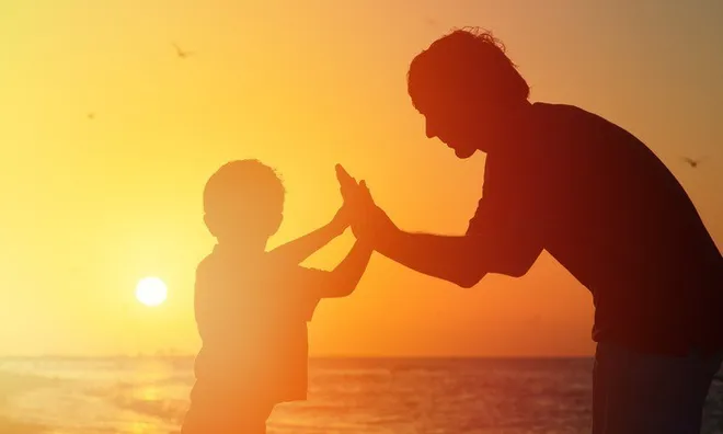 Người cha qua đời nơi đất khách ôm giữ tranh con trai vẽ thuở bé, nhưng người con lại lạnh lùng từ chối lo hậu sự cho cha vì đã 23 năm xa cách