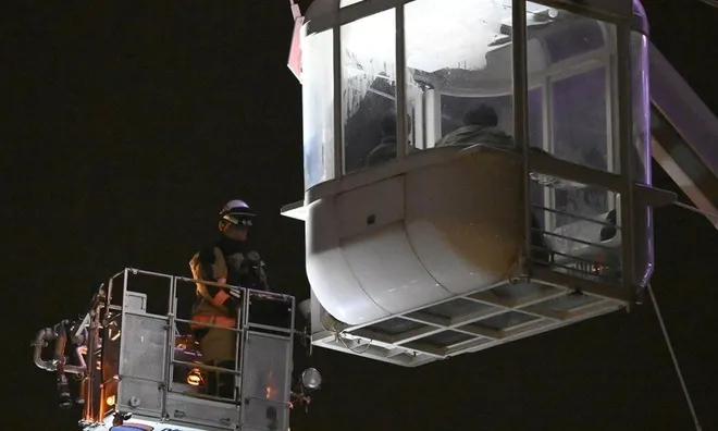 Mắc kẹt giữa trời giông suốt 9 giờ, 20 hành khách trên vòng đu quay Osaka trải qua 1 đêm đáng quên