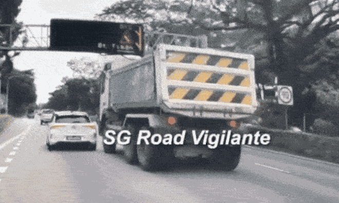 Clip: Va chạm trên cao tốc, xe ben khiến ô tô con "xoay mòng mòng" 180 độ