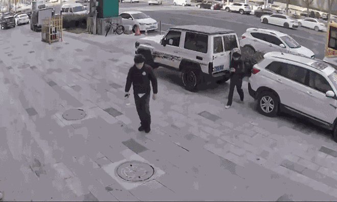 Vừa rút tiền thì bị gió thổi bay hơn 140 triệu đồng, vợ chồng nghẹn ngào vì lòng tốt của người dân xung quanh