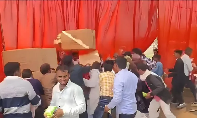 Camera ghi lại cảnh tượng hỗn loạn trong đám cưới tập thể: Tranh đồ ăn, giẫm đạp và khoảnh khắc chú rể bỏ mặc cô dâu