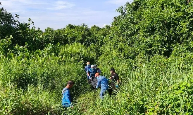 Đau lòng: Người mẹ mù phải bò ra đường cầu cứu sau 5 ngày sống trong bóng tối cạnh thi thể con gái