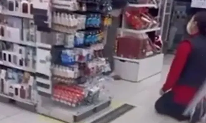 Nhắc bé trai đừng chạy, nữ nhân viên bị mẹ đứa trẻ ép quỳ giữa cửa hàng khiến ai cũng xót xa