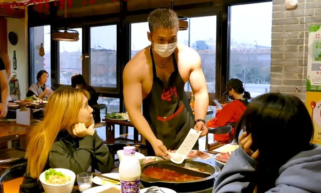 Khi ngoại hình lên ngôi, dịch vụ "trai đẹp phục vụ" bùng nổ