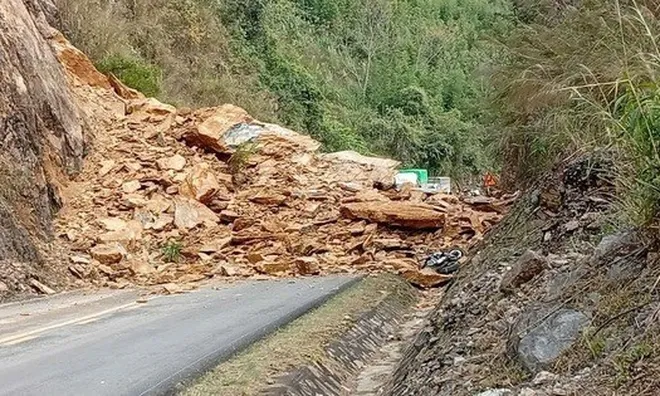 Clip: Thót tim khoảnh khắc sạt lở đất đá nghiêm trọng trên Quốc lộ 6, 3 người nghi bị vùi lấp