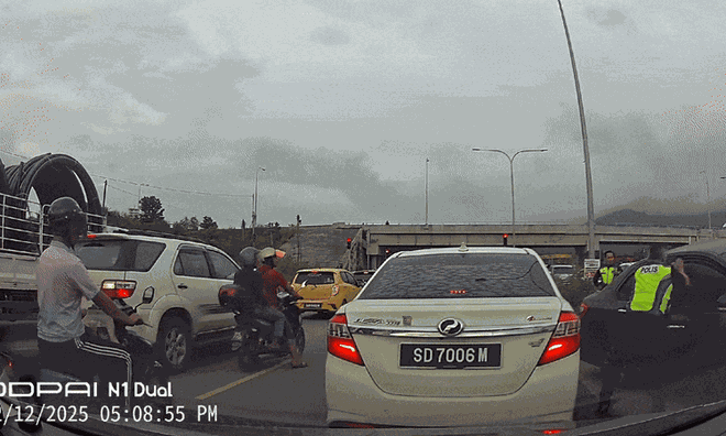 Clip: "Siêu cảnh sát" dùng tay không giật tung cửa xe ô tô như phim hành động