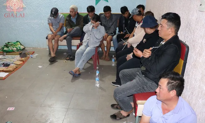 Bắt quả tang Nguyễn Thị Phú cùng 15 đối tượng khác làm điều "mờ ám" tại phòng trọ