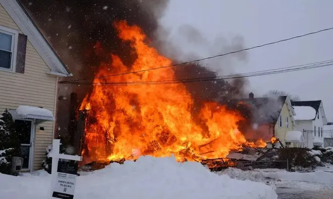 Căn nhà cháy rụi sau tiếng nổ lớn, mẹ và con nhỏ 2 tuổi bị thương nặng