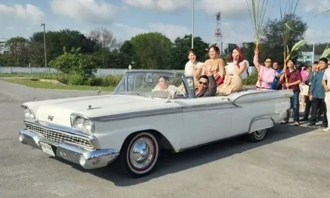 Cô dâu ngồi xe mui trần dẫn đoàn, tự trao sính lễ và ngỏ lời chính thức với bạn trai