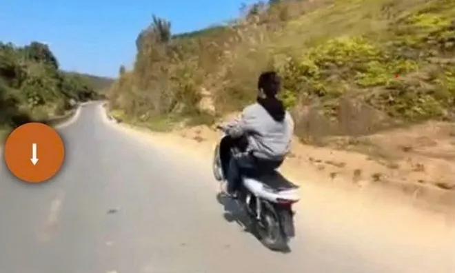 2 thiếu niên bị triệu tập sau khi quay clip bốc đầu xe máy trên quốc lộ