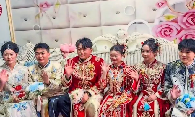 Lớn lên cùng nhau suốt 20 năm, ba anh em sinh ba quyết định cưới vợ trong cùng một ngày