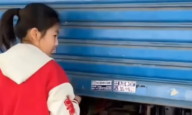 Cô bé 12 tuổi vừa đi học vừa làm “sếp”, dùng tiền lì xì mở cửa hàng rồi thuê chính mẹ mình làm quản lý