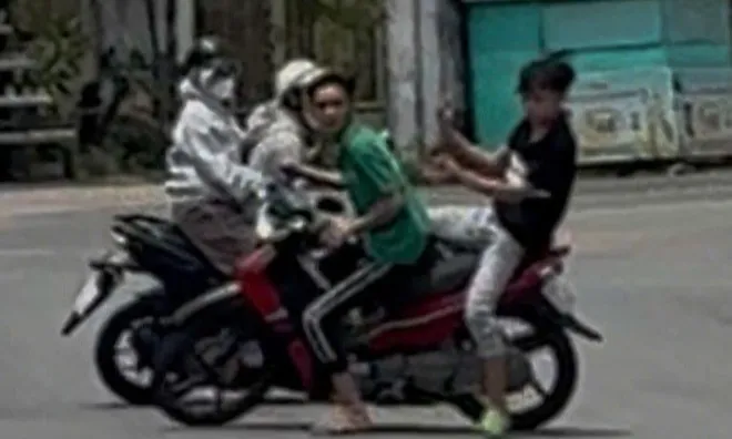 Video: Cảnh tượng rượt đuổi kinh hoàng tại ngã tư Tân Khánh, công an đã vào cuộc