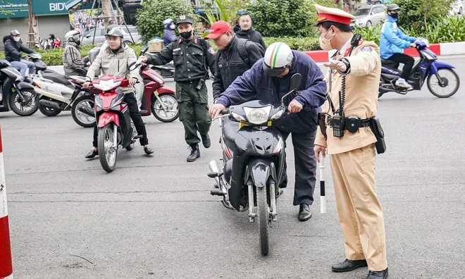 Đi xe máy mà vi phạm lỗi này sẽ bị phạt tới 14 triệu đồng, ai cũng cần biết