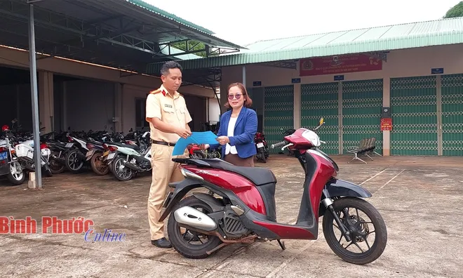 Xử lý vi phạm nồng độ cồn, bất ngờ tìm lại xe SH Mode bị mất 5 năm trước cho chủ nhân