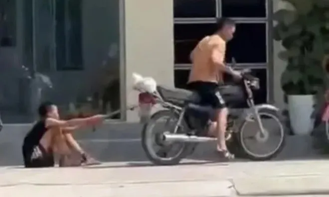 Phẫn nộ những hình ảnh bé trai bị bố đẻ xích chân, kéo lê trên vỉa hè: Người bố là ai?