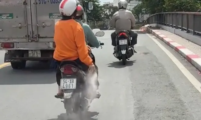 Clip người phụ nữ ngồi sau xe máy rải "bột lạ" xuống đường ở TP.HCM: Người thân tiết lộ "sốc"