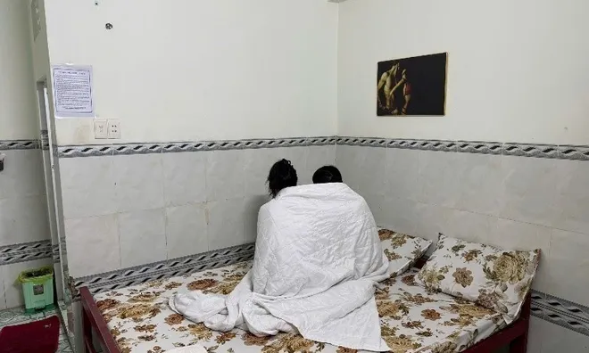 Bắt quả tang 2 chân dài "đi khách" giá 400.000 đồng: Kiểm tra các phòng nghỉ, phát hiện thêm "bí mật động trời"
