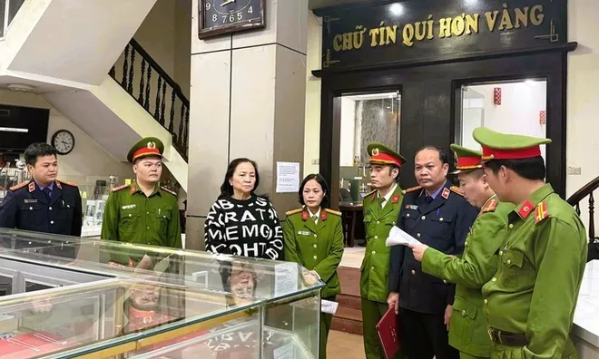 Danh tính vợ chồng chủ tiệm vàng nổi tiếng ở Thanh Hóa vừa bị khởi tố, bắt tạm giam: Nguyên nhân vì sao?