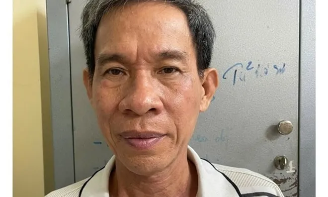Bắt tạm giam chủ cửa hàng bán quần áo xâm hại bé gái khi vợ vắng nhà