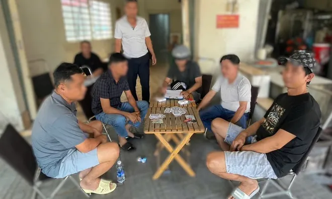 Bắt quả tang 4 người đàn ông "làm chuyện xấu hổ" tại quán cà phê, hiện trường có 52 lá bài tây