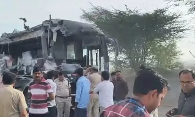 Tai nạn kinh hoàng giữa xe buýt và xe tải: 5 người chết, nhiều người bị thương