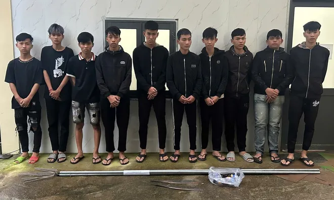 Thu giữ dao, ba chĩa và chai bia thủy tinh từ 2 nhóm thiếu niên manh động