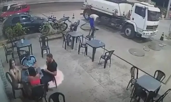 Clip: Đánh rơi que diêm châm thuốc lá, người đàn ông suýt biến trạm xăng thành biển lửa