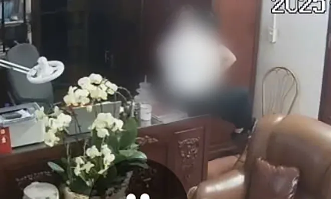 Chủ tịch hội đồng trường bị buộc thôi việc sau khi lộ clip thân mật với nhiều phụ nữ