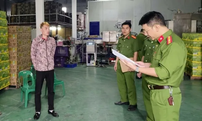 Khởi tố Hoàng Văn Huân, giám đốc công ty sản xuất, buôn bán nước ngọt giả