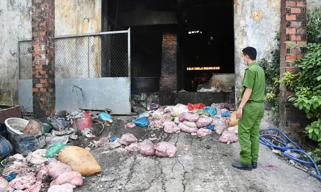 "Rùng mình" trước cơ sở chế biến mỡ động vật, "núp" trong khu nghĩa trang tại Đà Nẵng