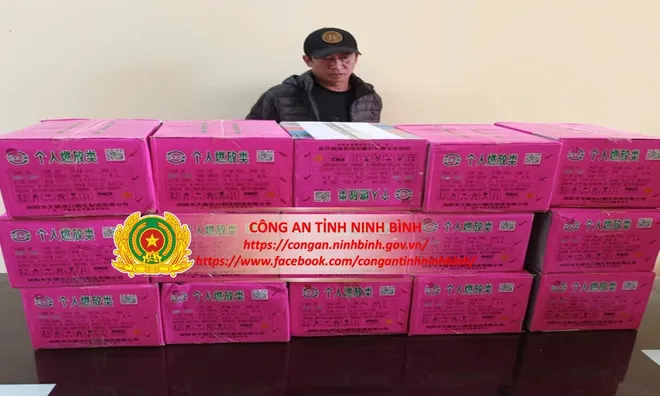 Bắt quả tang Đặng Đình Tuấn làm điều mờ ám trên xe ô tô ngay cổng trường tiểu học