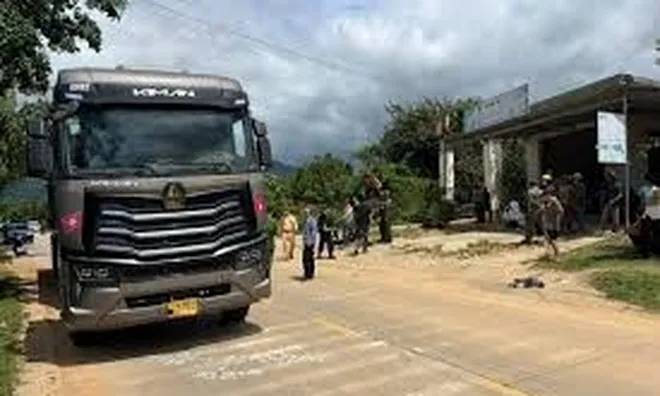 Clip: Cái kết đau lòng khi xe máy phóng như bay qua ngã tư, đâm trực diện xe đầu kéo