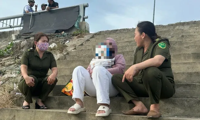 Người mẹ ôm con 7 tháng tuổi định tìm đến cái chết cùng nhau – Sự thật phía sau khiến ai cũng nghẹn lòng