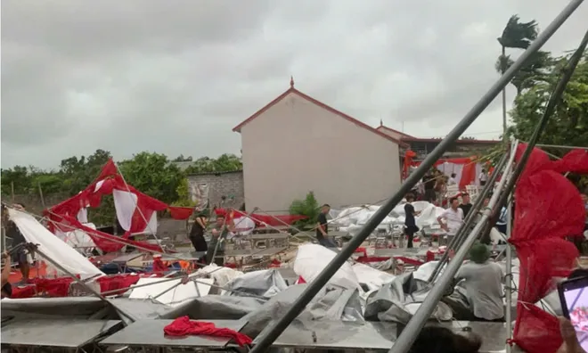 Tiệc cưới chưa kịp bắt đầu, dông lốc thổi tan 30 mâm cỗ khiến ai nấy hoảng loạn