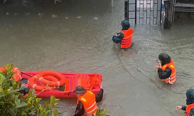 Clip: Người dân Đà Nẵng chật vật di chuyển sau cơn mưa lớn, sẵn sàng sơ tán tại khu vực ngập sâu