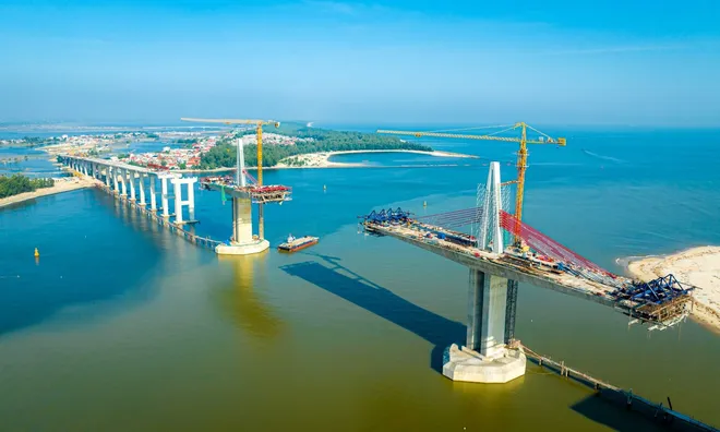 Dần lộ diện "sắc vóc" cây cầu vượt cửa biển Thuận An 
