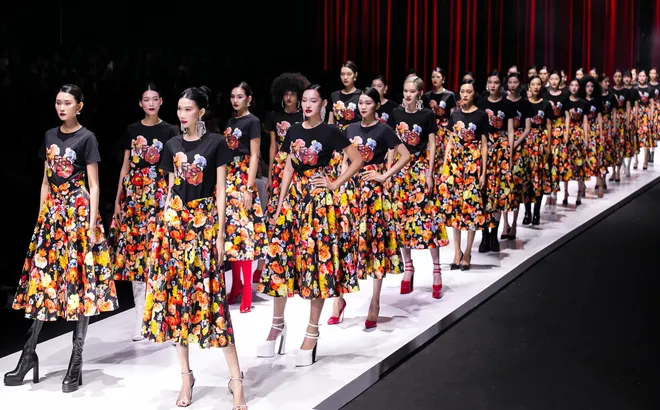 Choáng ngợp với gần 120 thiết kế trong show diễn Timeless của Elise