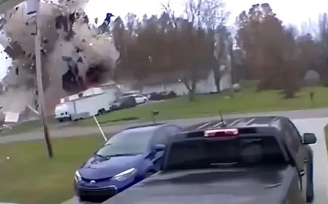 Clip: Kinh hãi khi nghe ngôi nhà phát nổ như bom, 2 người tử vong