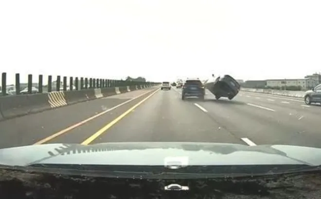 Clip: Thót tim cảnh nữ tài xế chuyển hướng đột ngột, va chạm với xe làn bên