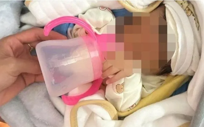 Cảnh tượng bé gái 1 tuần tuổi bị bỏ rơi trong đêm giá lạnh khiến ai nhìn cũng xót xa