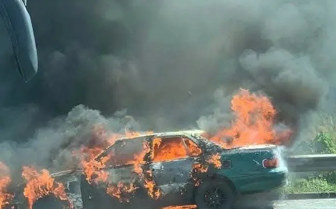 Clip: Ô tô 100 triệu đồng vừa mua cháy trơ khung trên cao tốc, tài xế nói gì với cảnh sát trong lúc hoảng loạn?