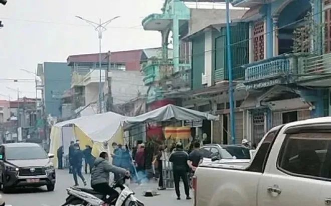 Clip: Hãi hùng cảnh ô tô lao thẳng vào đám tang ở Hải Dương, đâm trúng nhiều người