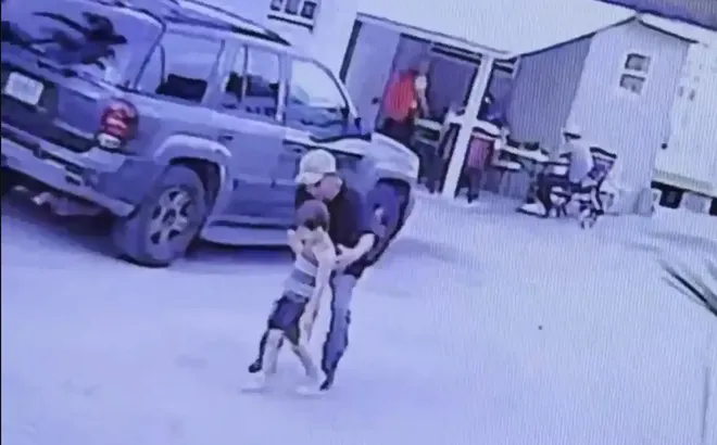 Giải cứu bé trai 6 tuổi khỏi người đàn ông lạ, camera soi ra khoảnh khắc đáng kinh ngạc