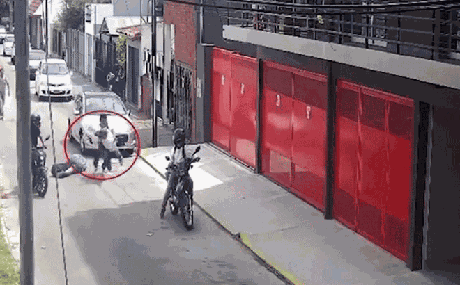 Camera an ninh ghi lại hành động dũng cảm của người công nhân khi "đối đầu" 3 tên cướp