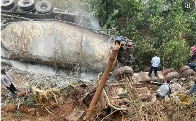 Yên Bái: Xe đầu kéo mất lái, lao xuống vực sâu 60m khiến 2 người tử vong