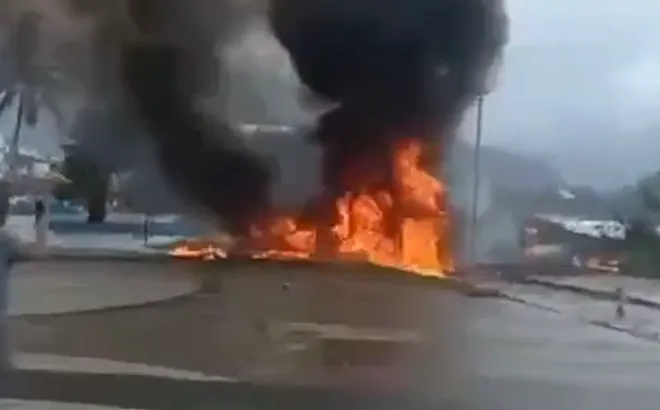 Clip: Máy bay nổ như bom sau khi trượt khỏi đường băng, 4 hành khách thoát nạn thần kỳ